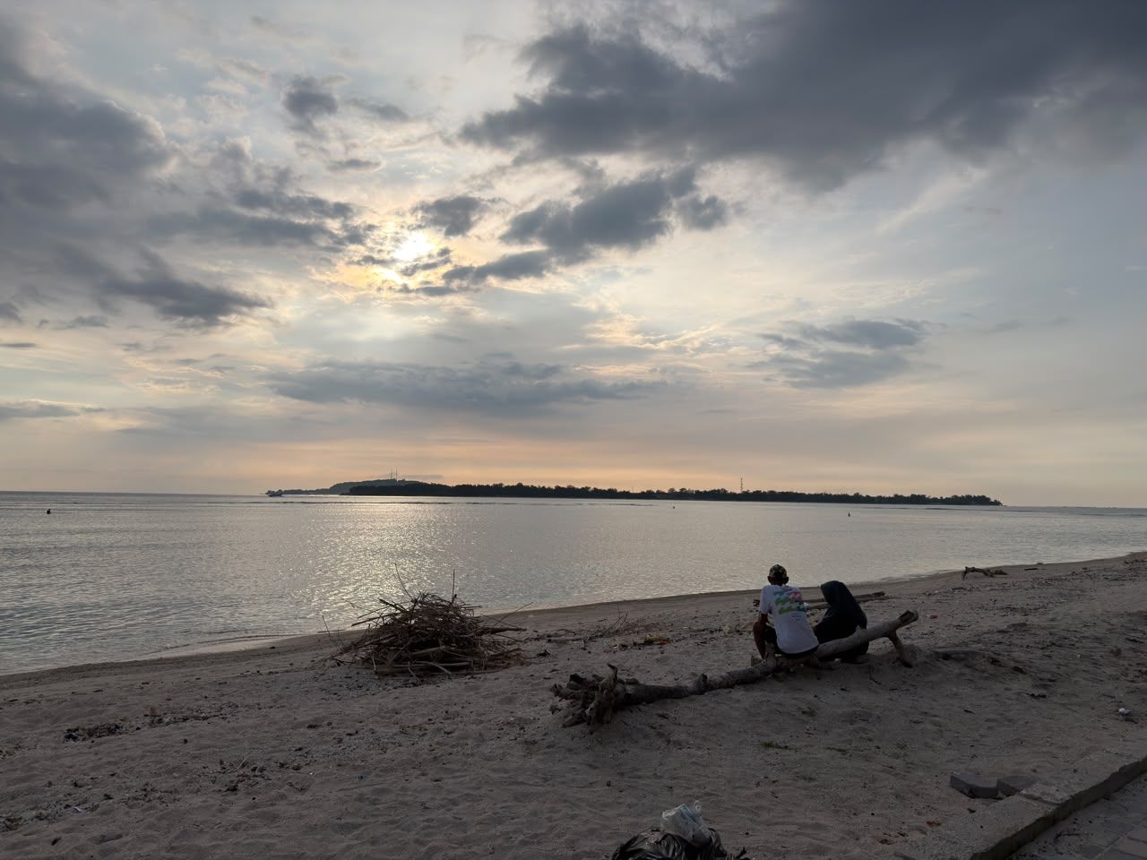 Tanah di gili air pinggir pantai view sunset di gili air